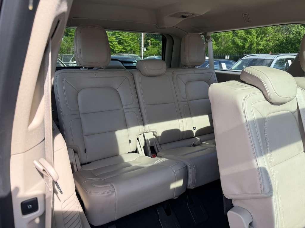 Lincoln Navigator L Vehicle Full-screen Gallery Image 20