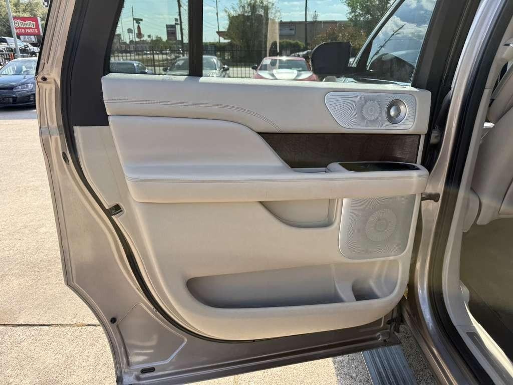 Lincoln Navigator L Vehicle Full-screen Gallery Image 21