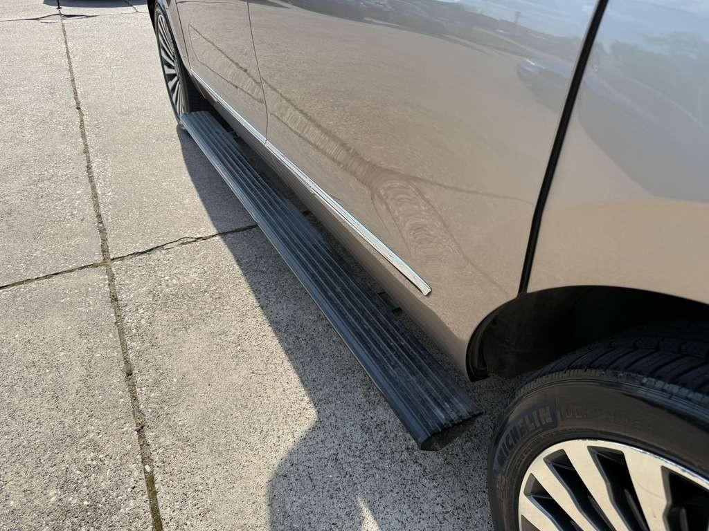 Lincoln Navigator L Vehicle Full-screen Gallery Image 22