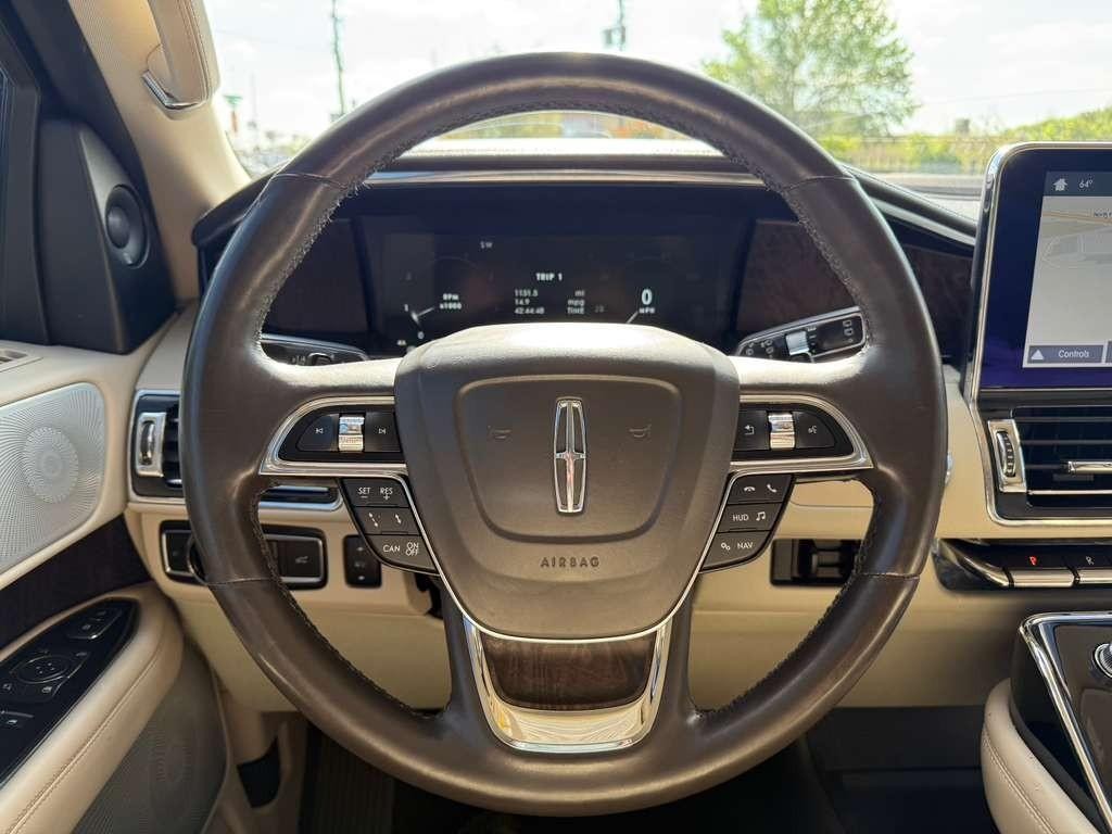 Lincoln Navigator L Vehicle Full-screen Gallery Image 23