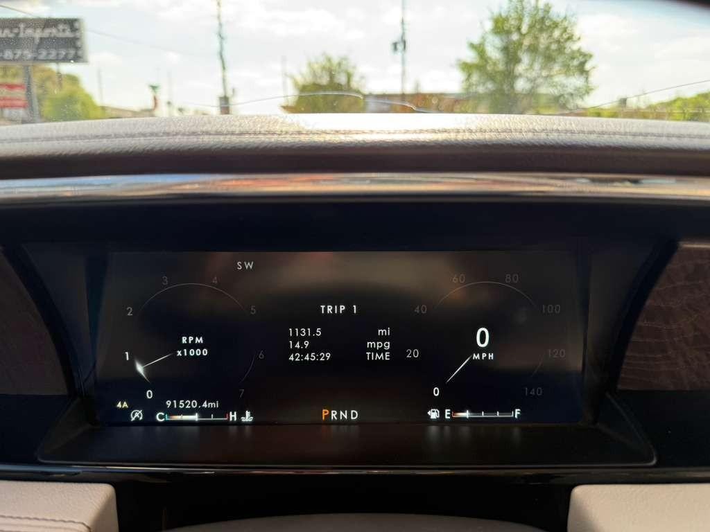 Lincoln Navigator L Vehicle Full-screen Gallery Image 24