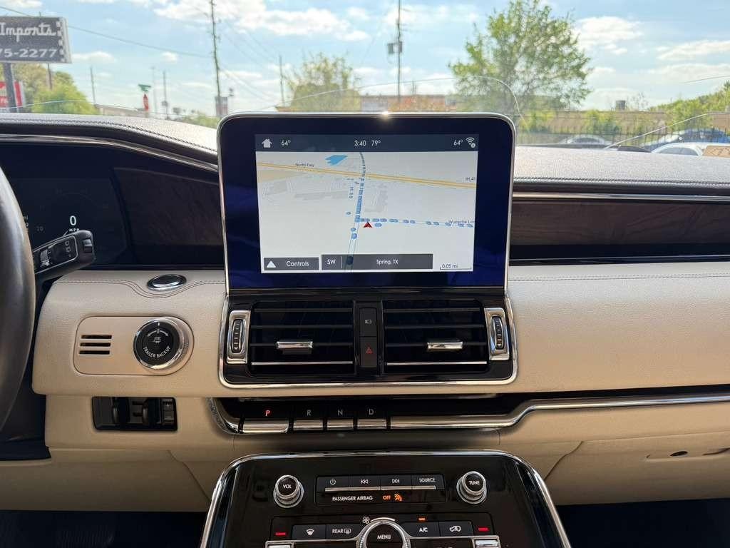 Lincoln Navigator L Vehicle Full-screen Gallery Image 25