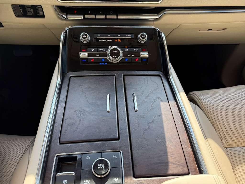 Lincoln Navigator L Vehicle Full-screen Gallery Image 26