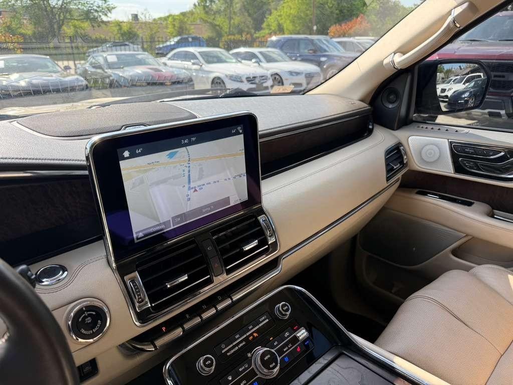 Lincoln Navigator L Vehicle Full-screen Gallery Image 27