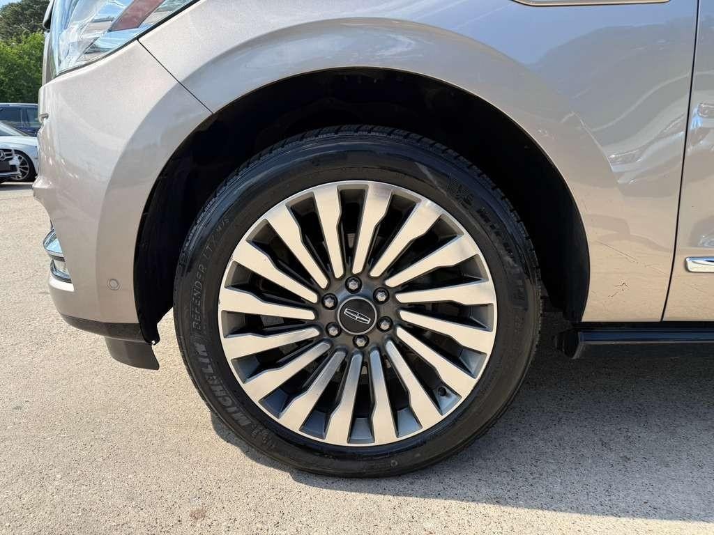 Lincoln Navigator L Vehicle Full-screen Gallery Image 30