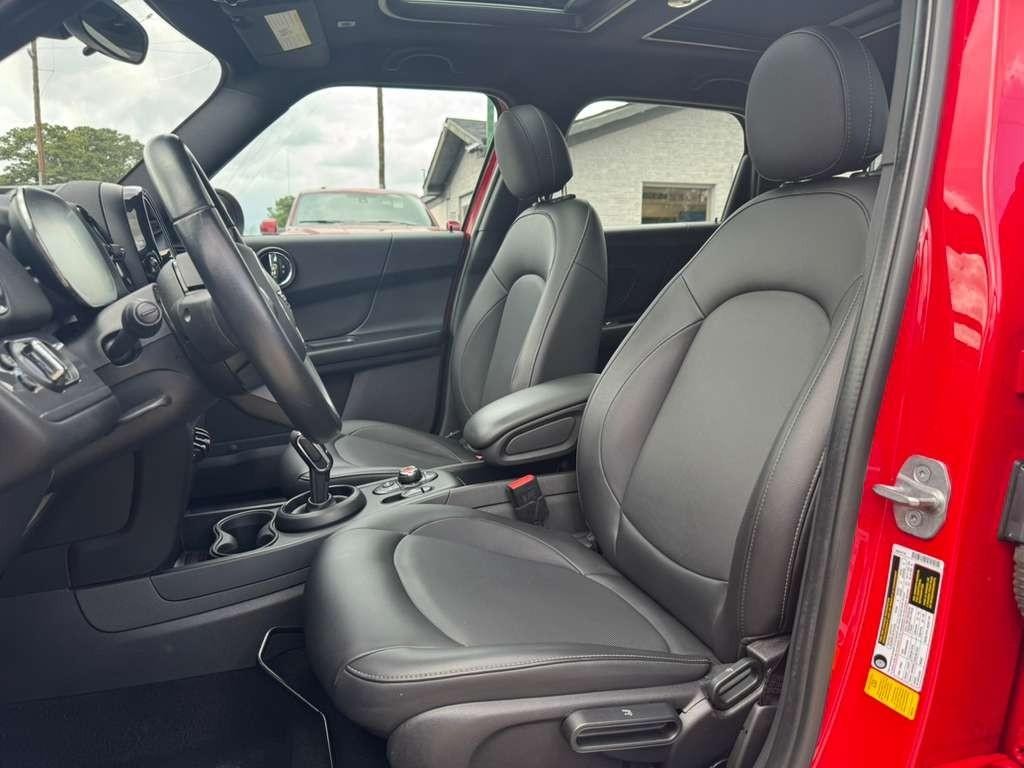 MINI Countryman Vehicle Full-screen Gallery Image 11