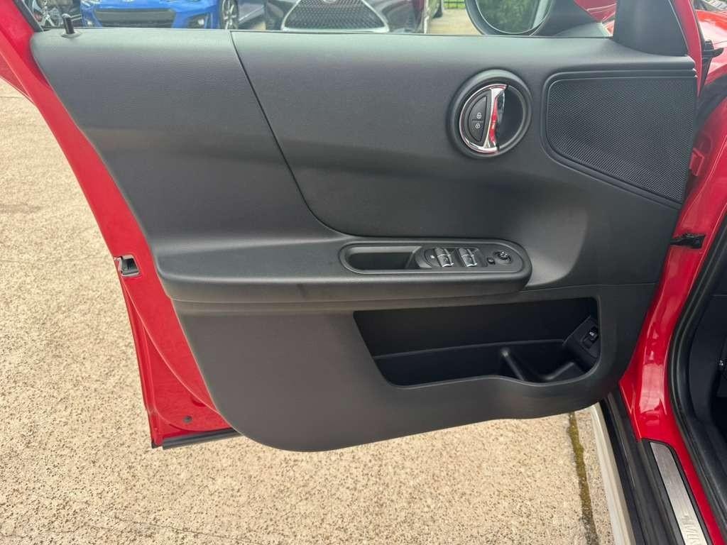 MINI Countryman Vehicle Full-screen Gallery Image 12