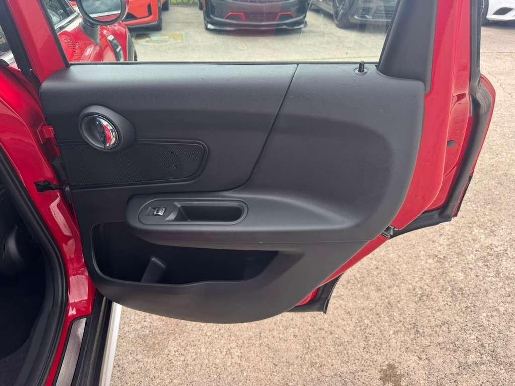 MINI Countryman Vehicle Full-screen Gallery Image 17