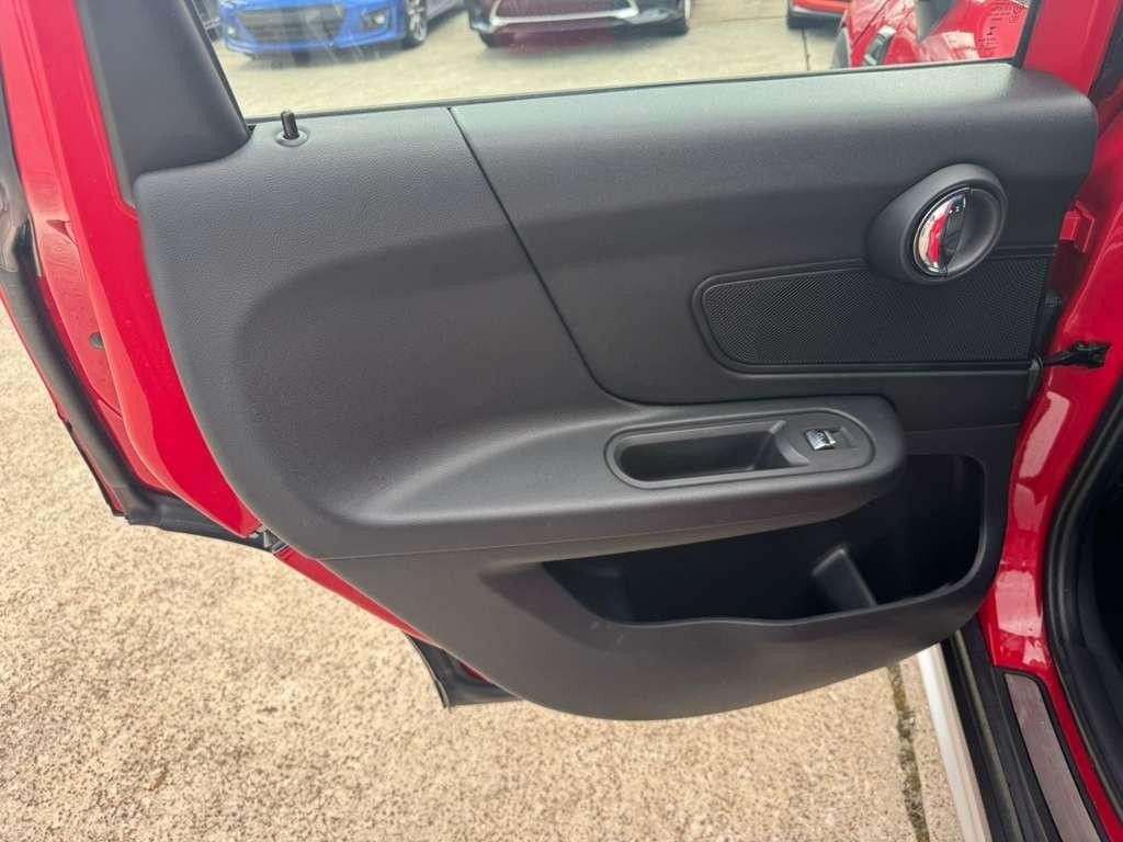 MINI Countryman Vehicle Full-screen Gallery Image 19