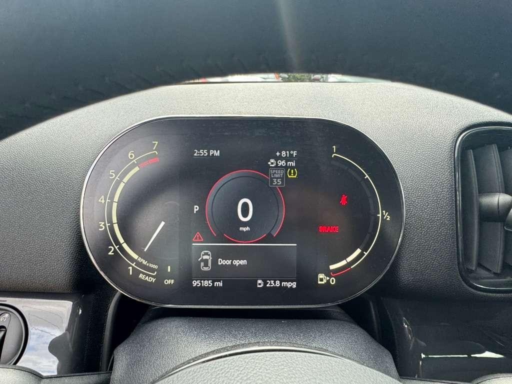 MINI Countryman Vehicle Full-screen Gallery Image 21