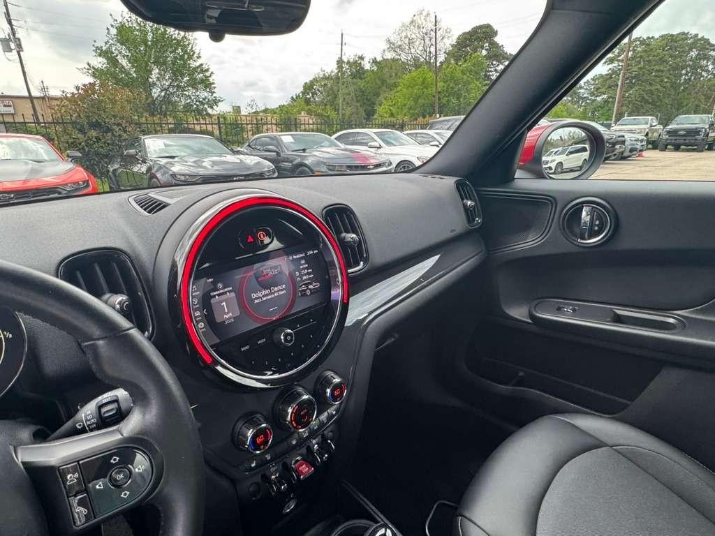 MINI Countryman Vehicle Full-screen Gallery Image 25