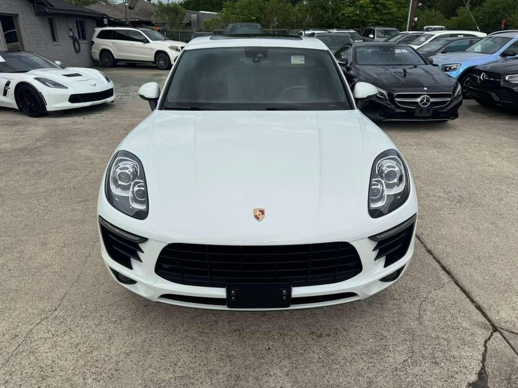 Porsche Macan Vehicle Full-screen Gallery Image 03