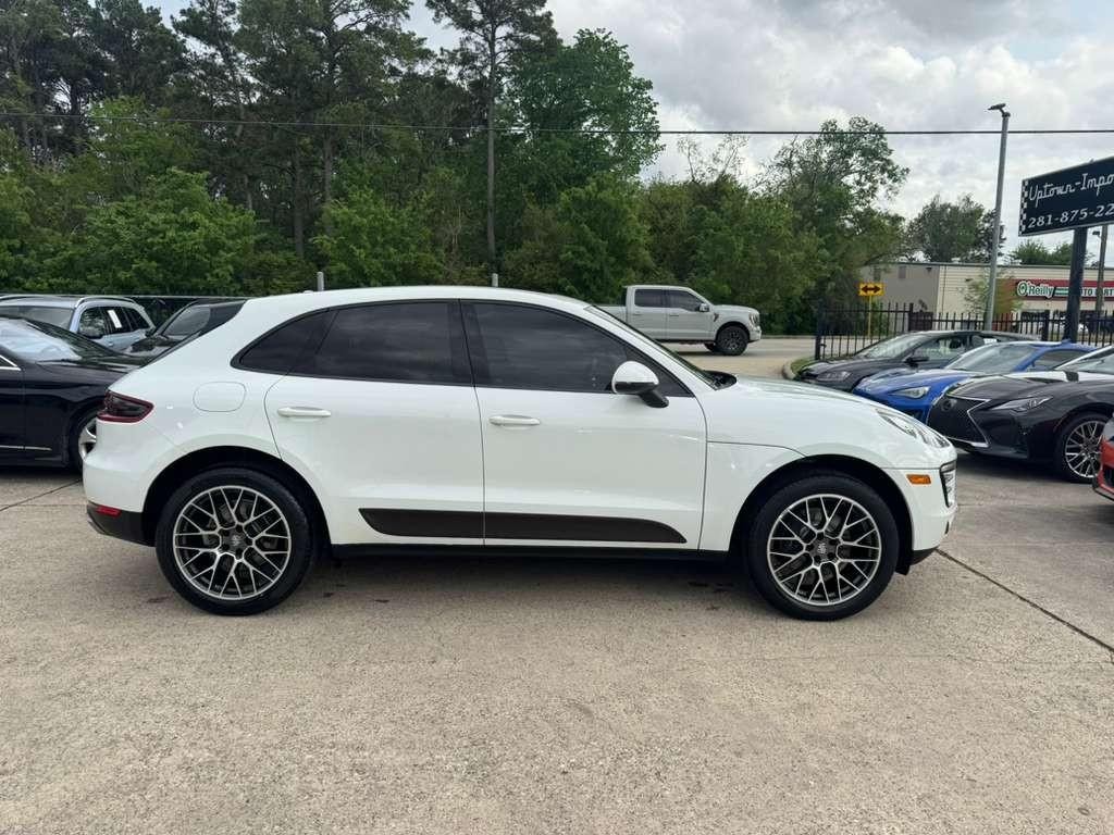 Porsche Macan Vehicle Full-screen Gallery Image 05