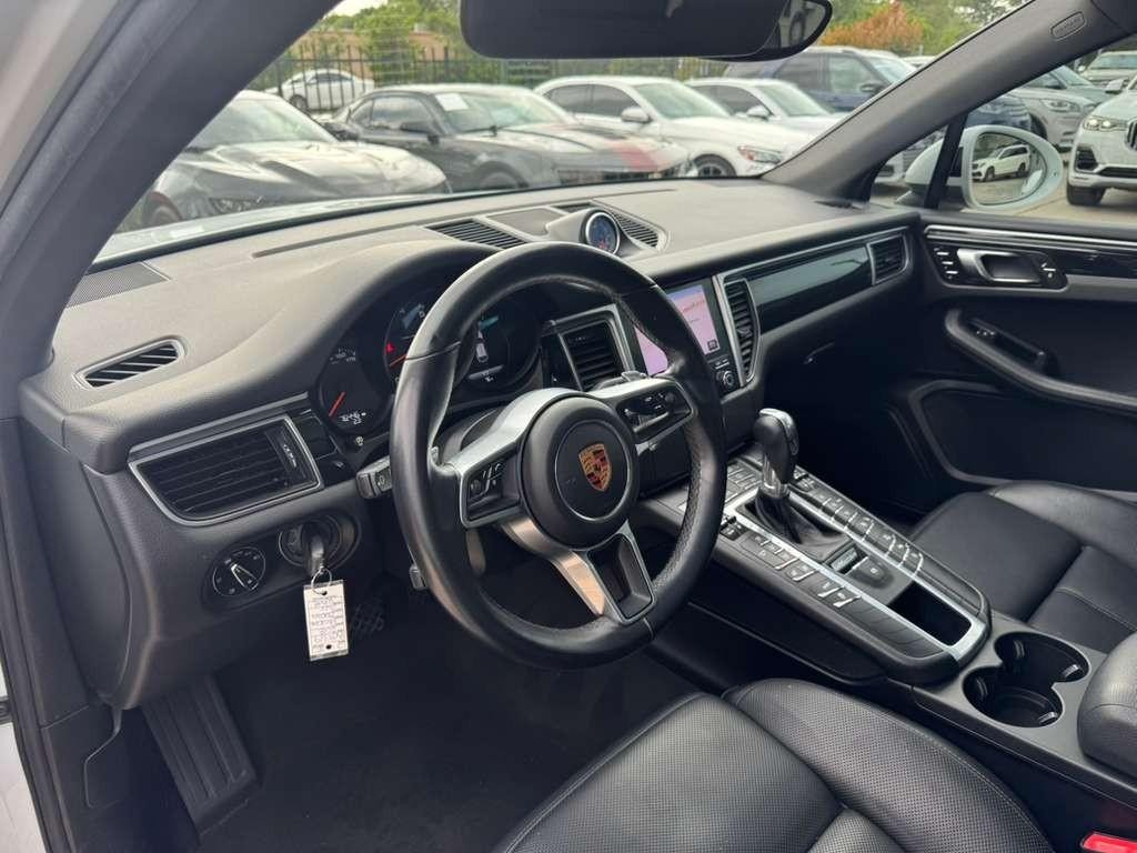 Porsche Macan Vehicle Full-screen Gallery Image 10