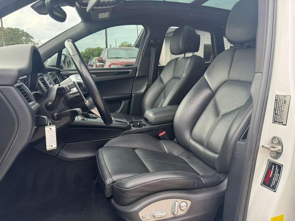 Porsche Macan Vehicle Full-screen Gallery Image 11