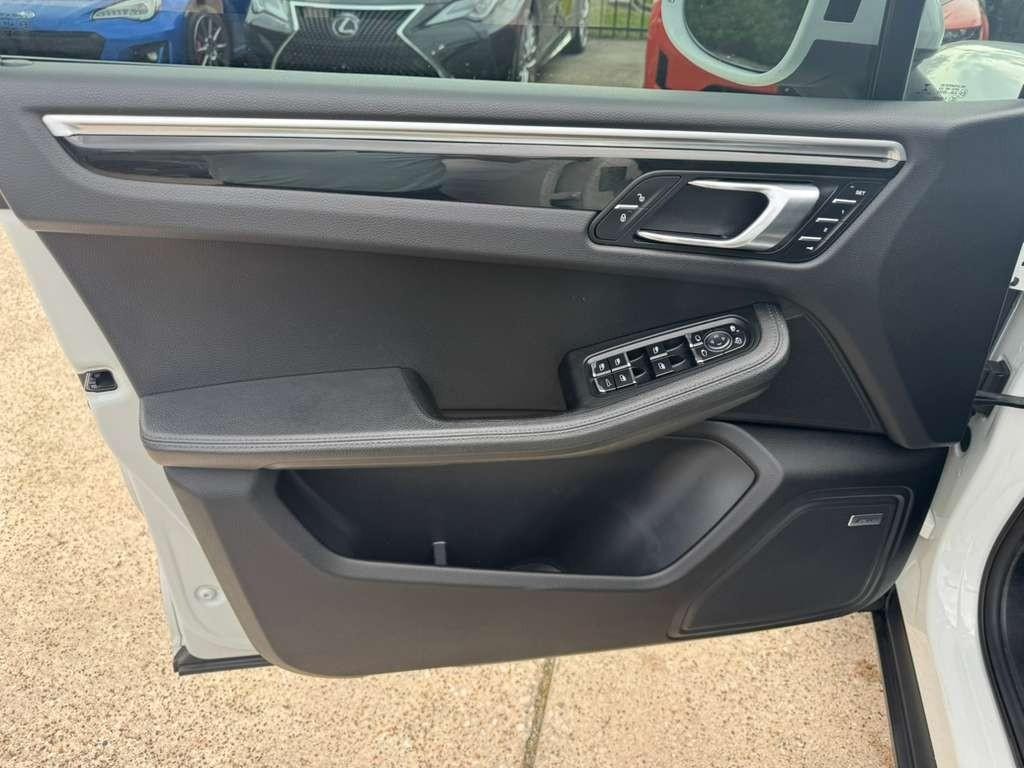 Porsche Macan Vehicle Full-screen Gallery Image 12