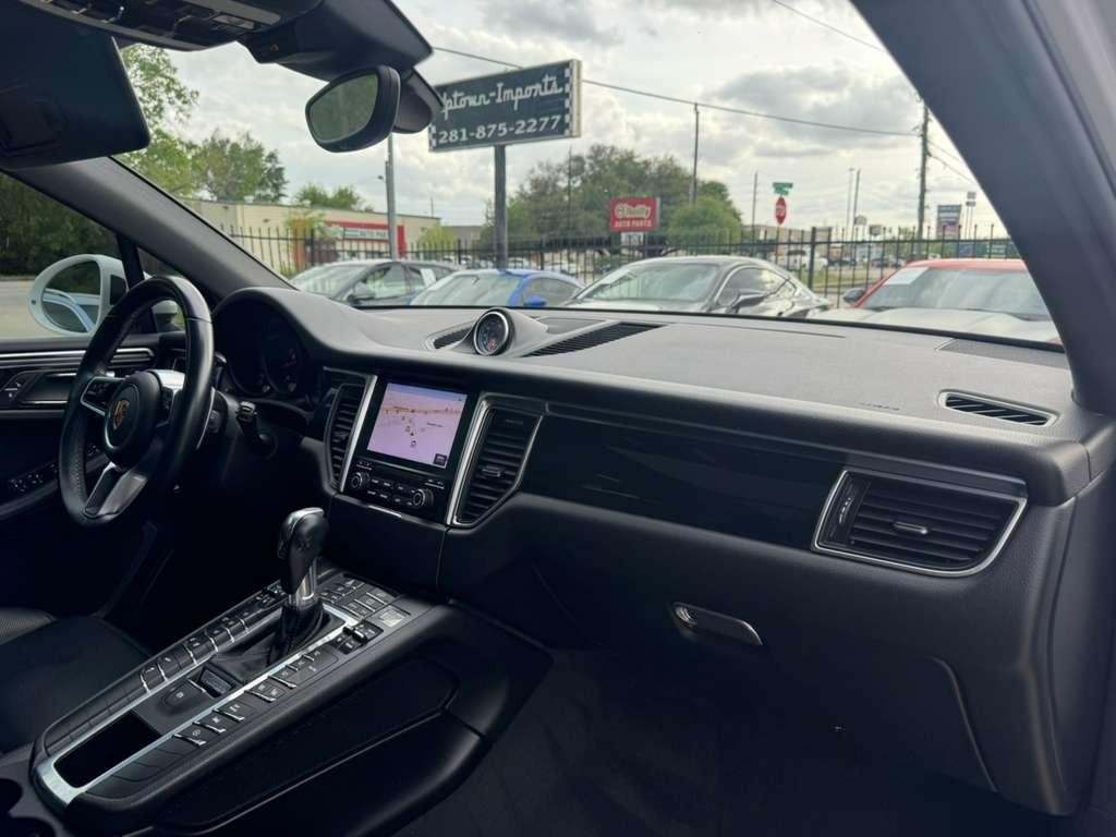 Porsche Macan Vehicle Full-screen Gallery Image 13