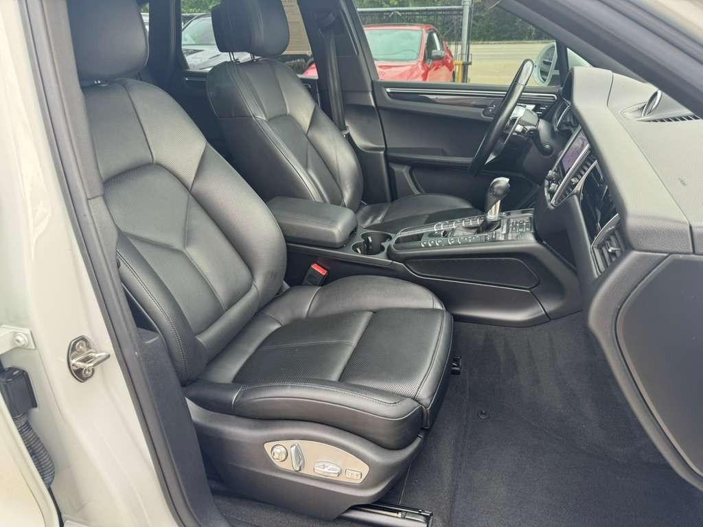 Porsche Macan Vehicle Full-screen Gallery Image 14