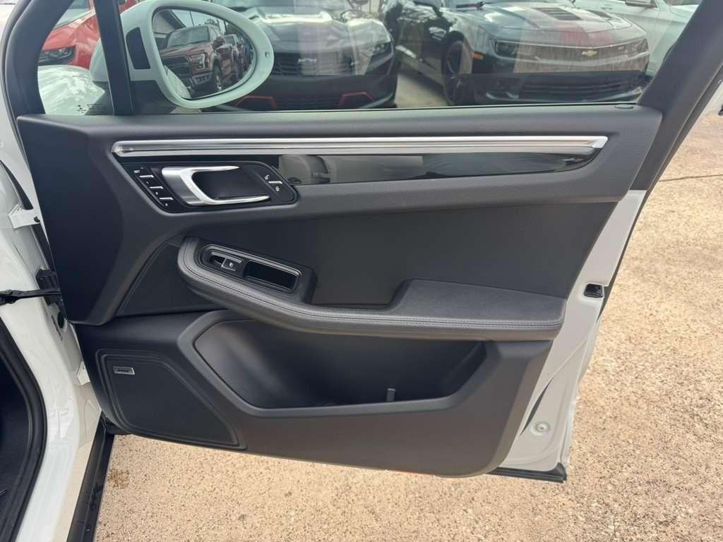 Porsche Macan Vehicle Full-screen Gallery Image 15