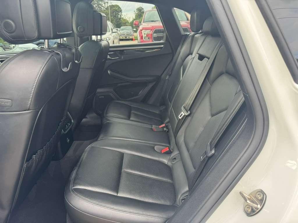 Porsche Macan Vehicle Full-screen Gallery Image 16