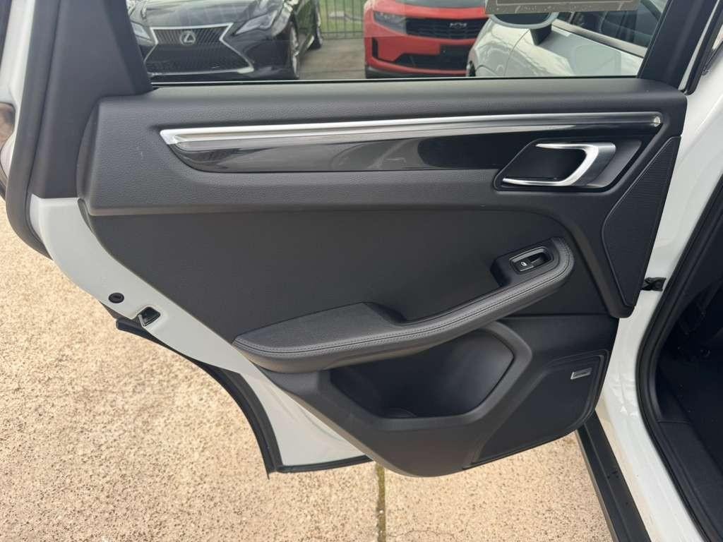 Porsche Macan Vehicle Full-screen Gallery Image 17