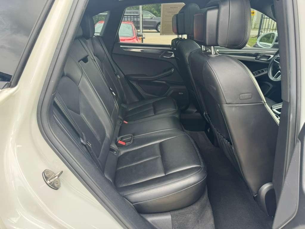 Porsche Macan Vehicle Full-screen Gallery Image 18