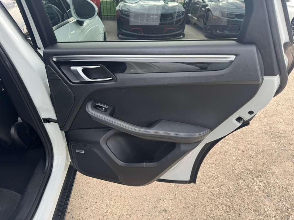 Porsche Macan Vehicle Full-screen Gallery Image 19