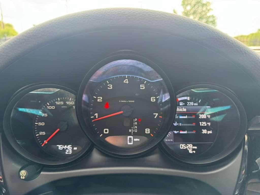 Porsche Macan Vehicle Full-screen Gallery Image 21