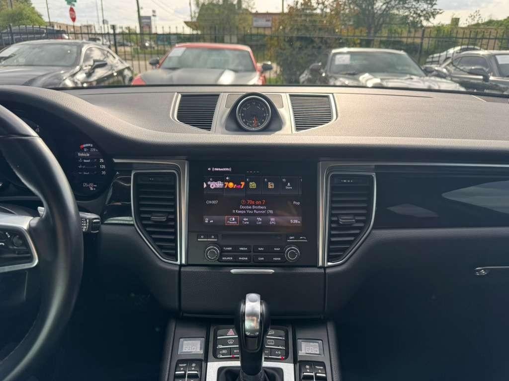 Porsche Macan Vehicle Full-screen Gallery Image 22