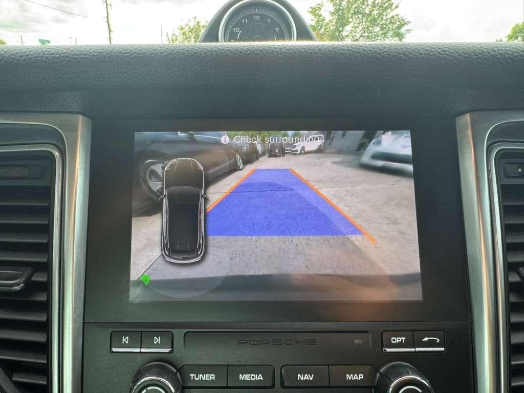 Porsche Macan Vehicle Full-screen Gallery Image 23