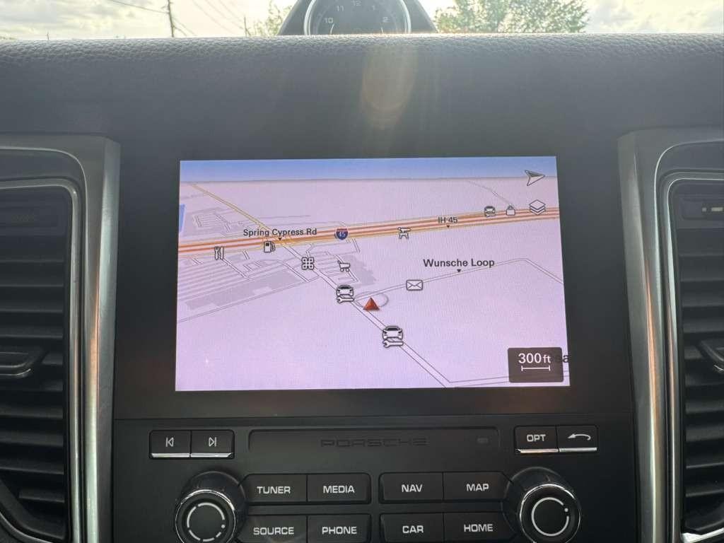 Porsche Macan Vehicle Full-screen Gallery Image 24