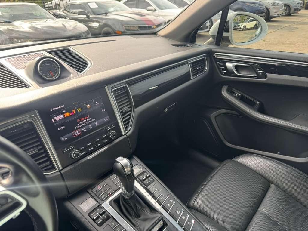 Porsche Macan Vehicle Full-screen Gallery Image 25