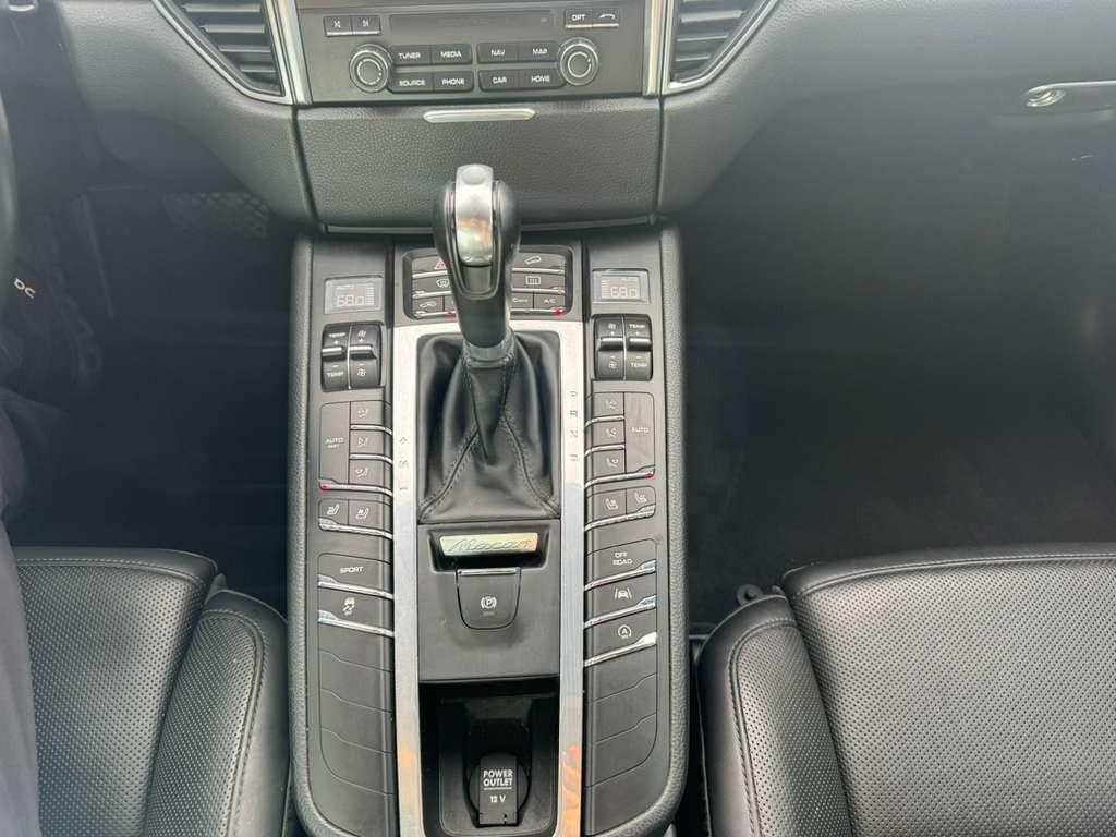 Porsche Macan Vehicle Full-screen Gallery Image 26