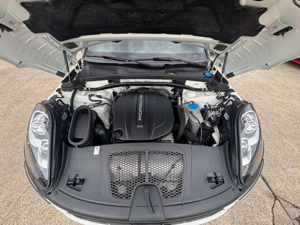 Porsche Macan Vehicle Full-screen Gallery Image 27