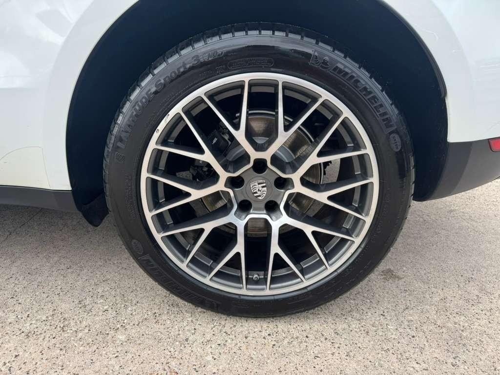 Porsche Macan Vehicle Full-screen Gallery Image 28