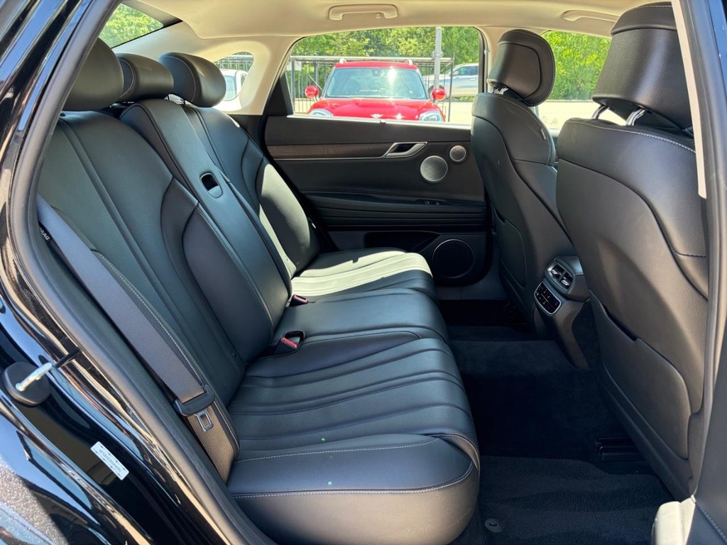 Genesis G80 Vehicle Full-screen Gallery Image 16