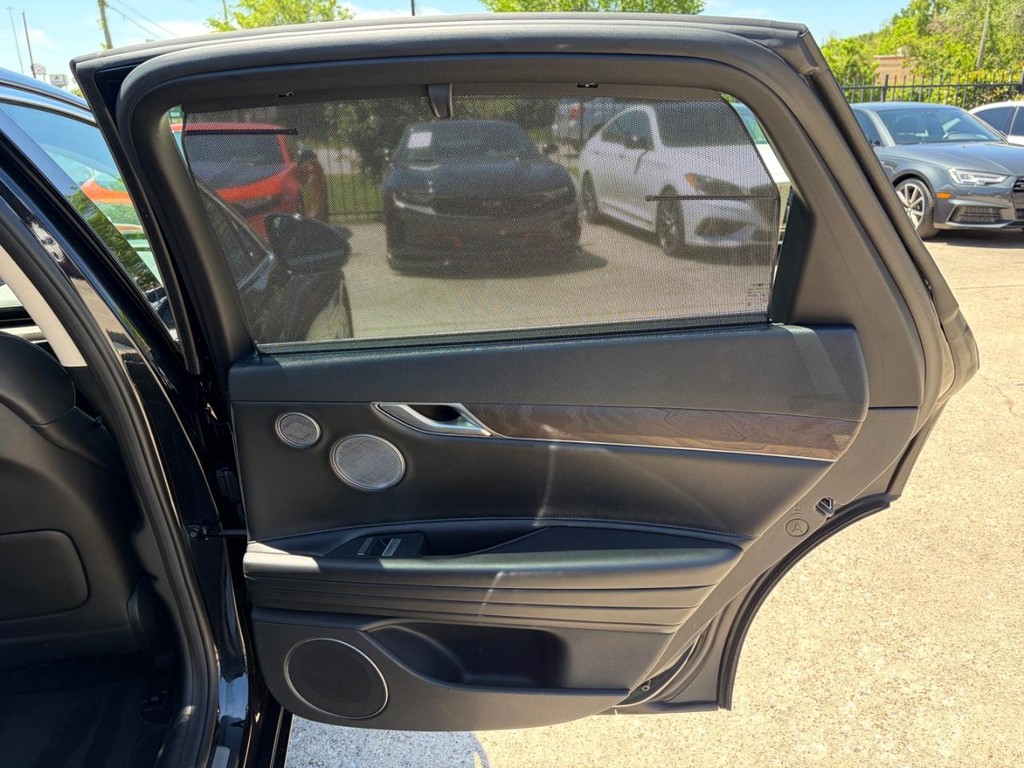 Genesis G80 Vehicle Full-screen Gallery Image 17