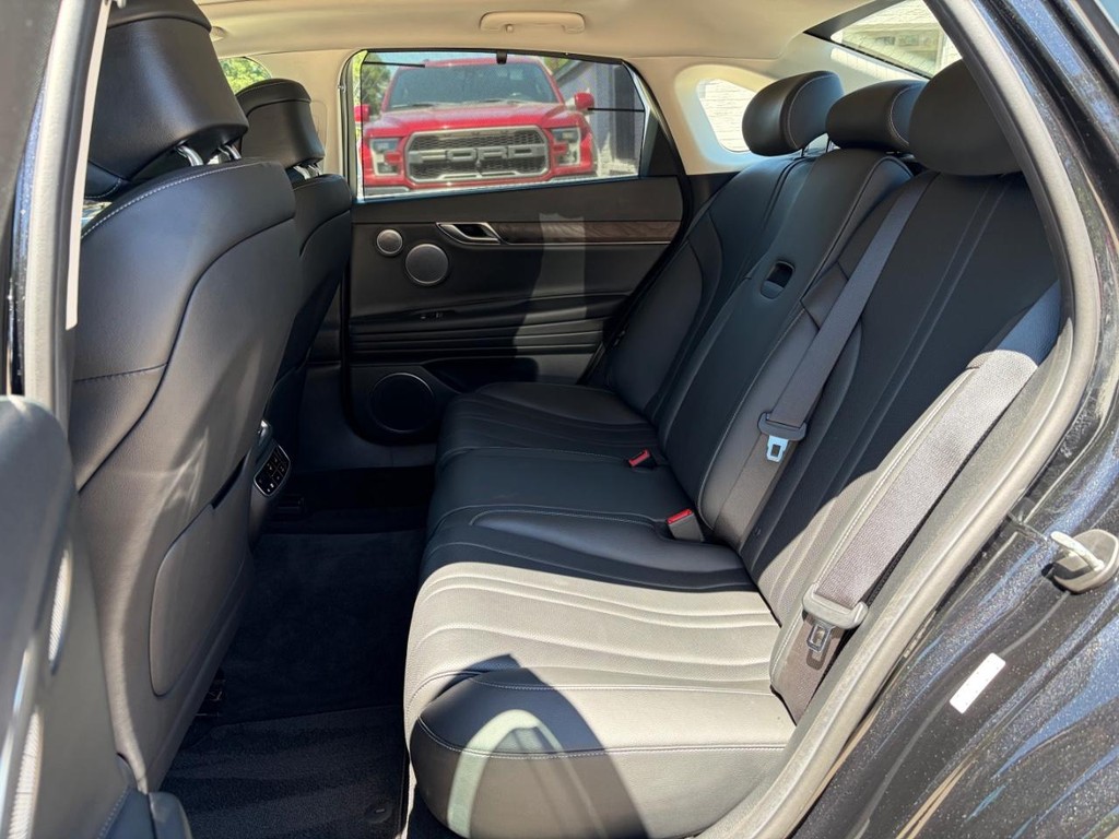 Genesis G80 Vehicle Full-screen Gallery Image 18