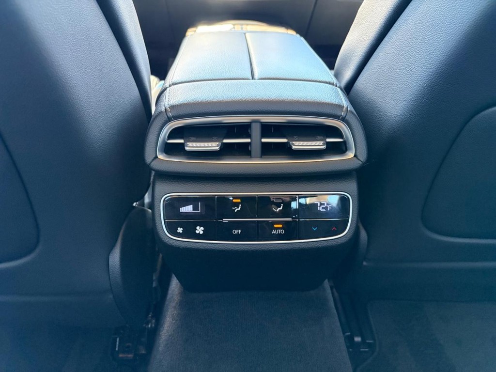 Genesis G80 Vehicle Full-screen Gallery Image 26