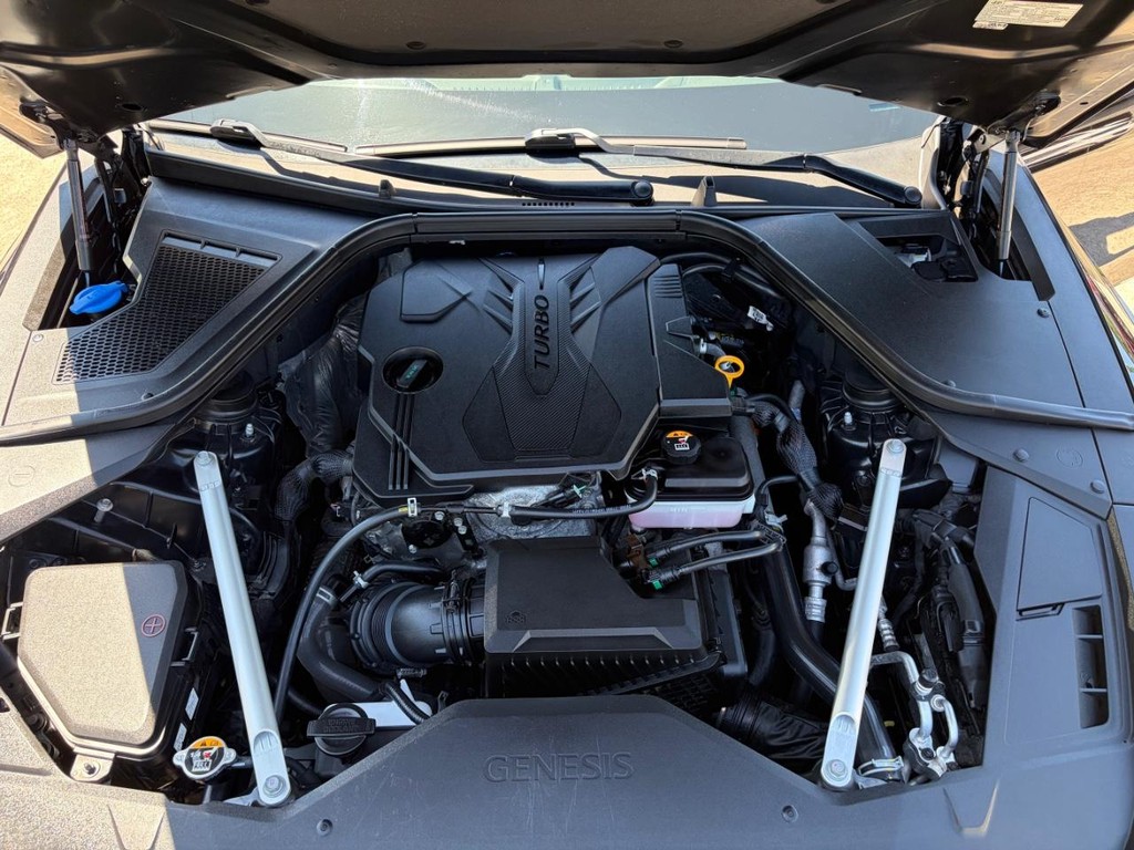 Genesis G80 Vehicle Full-screen Gallery Image 28