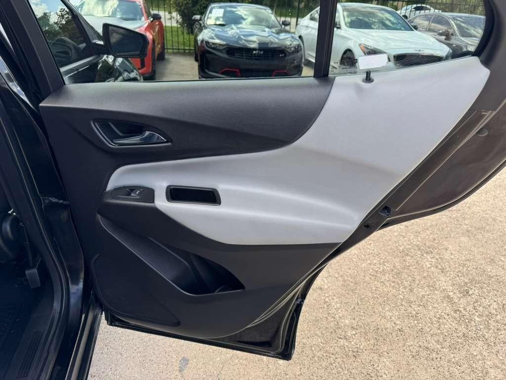 Chevrolet Equinox Vehicle Full-screen Gallery Image 17