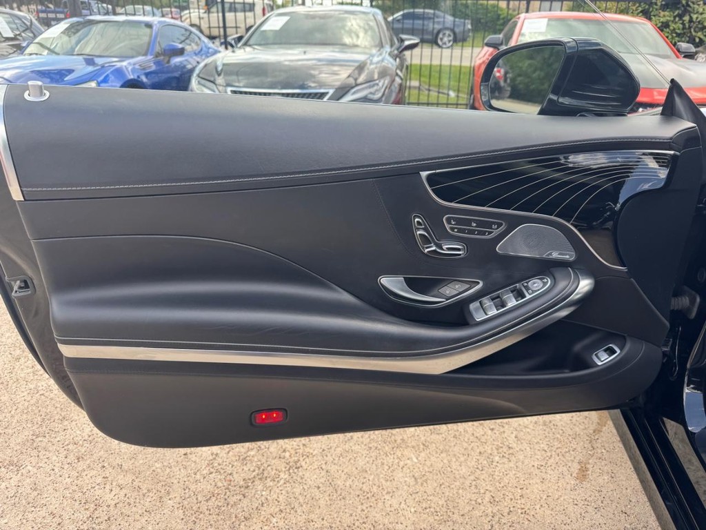 Mercedes-Benz S 550 Vehicle Full-screen Gallery Image 12