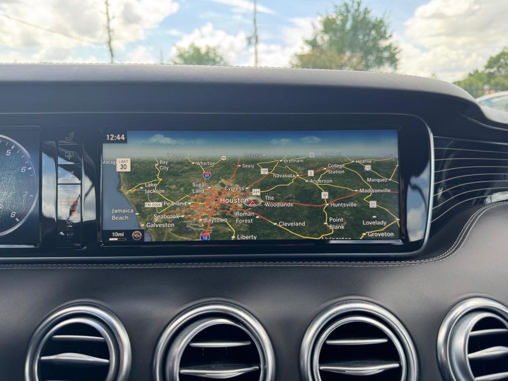 Mercedes-Benz S 550 Vehicle Full-screen Gallery Image 21