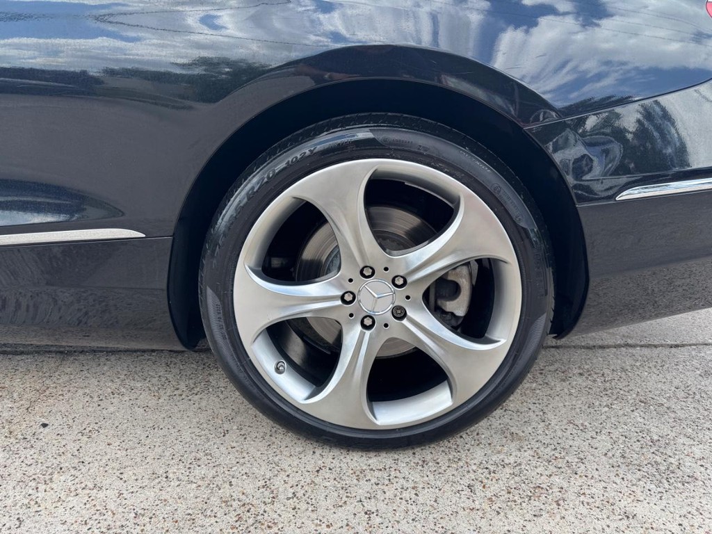 Mercedes-Benz S 550 Vehicle Full-screen Gallery Image 26