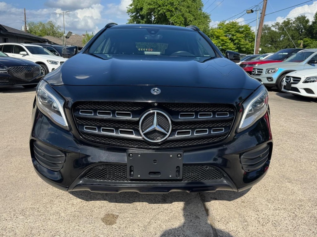 Mercedes-Benz GLA 250 Vehicle Full-screen Gallery Image 02