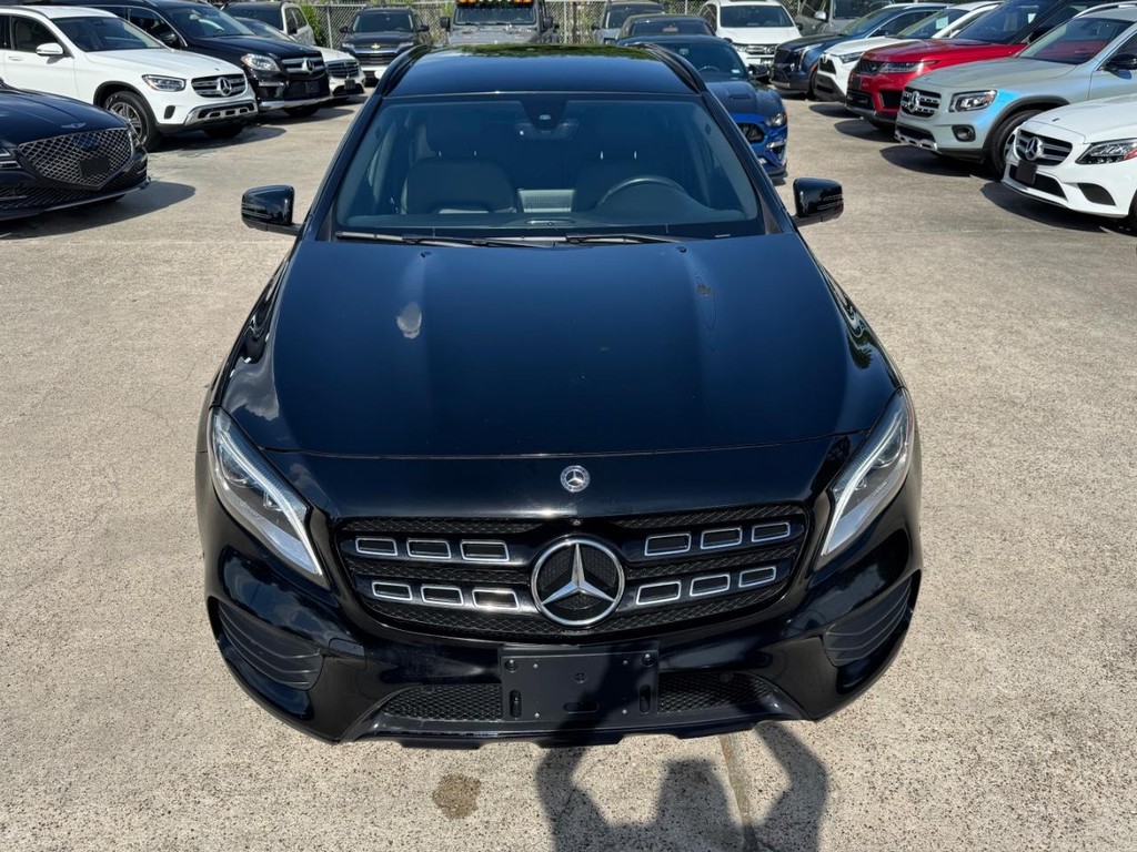 Mercedes-Benz GLA 250 Vehicle Full-screen Gallery Image 03