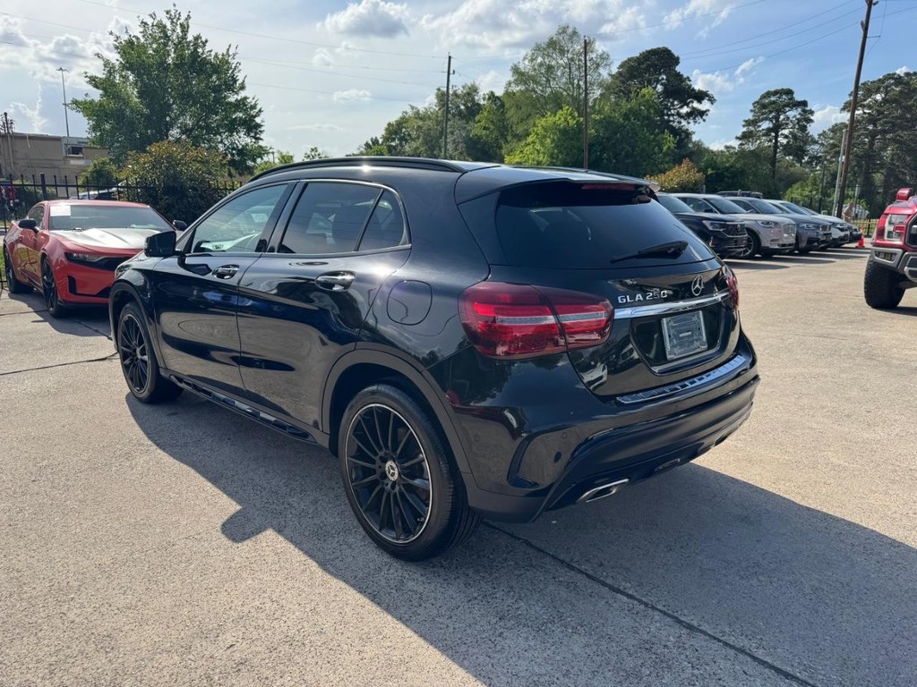 Mercedes-Benz GLA 250 Vehicle Full-screen Gallery Image 08