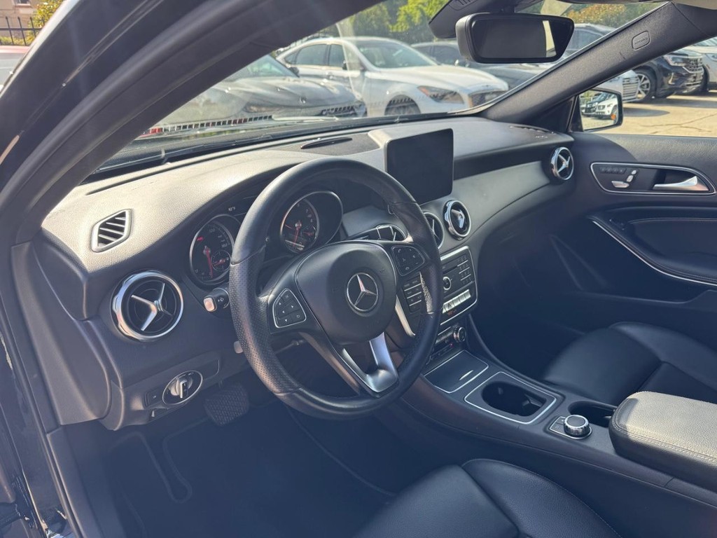 Mercedes-Benz GLA 250 Vehicle Full-screen Gallery Image 10