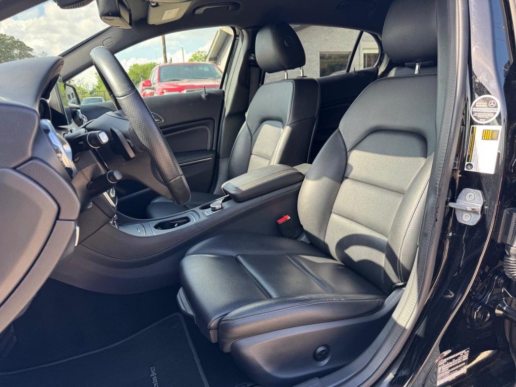 Mercedes-Benz GLA 250 Vehicle Full-screen Gallery Image 11