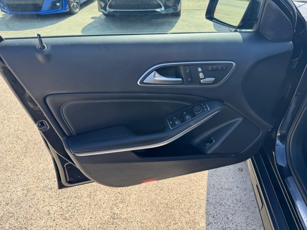 Mercedes-Benz GLA 250 Vehicle Full-screen Gallery Image 12